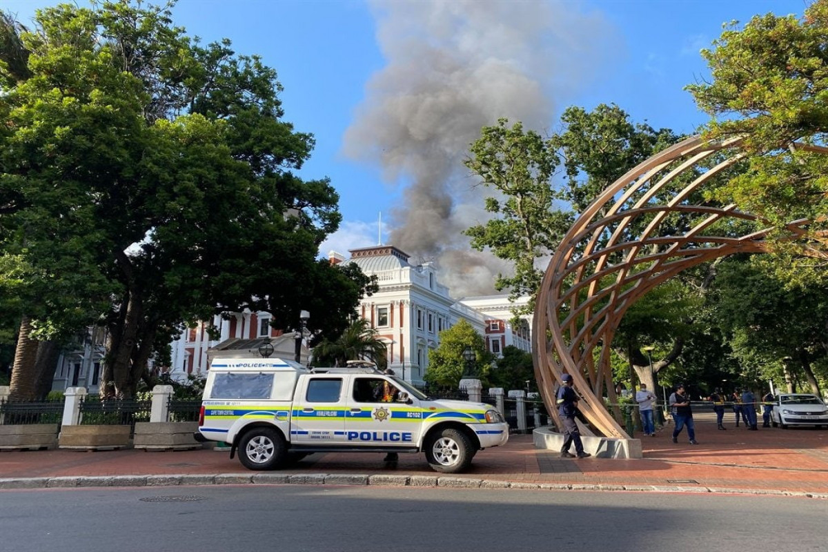 В здании парламента ЮАР возник пожар-ВИДЕО-ФОТО 
