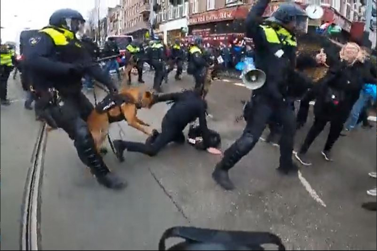 Amsterdamda polislə etirazçılar arasında şiddətli toqquşma olub - VİDEO 