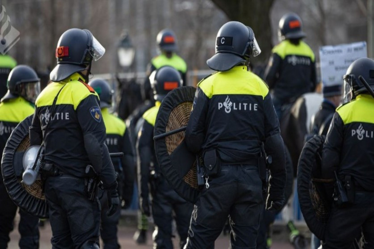Amsterdamda polislə etirazçılar arasında şiddətli toqquşma olub  - VİDEO 