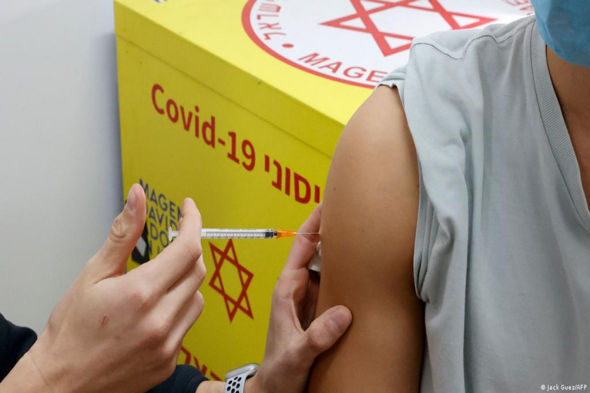 Лиц старше 60 лет и медперсонал вакцинируют четвертой дозой в Израиле
