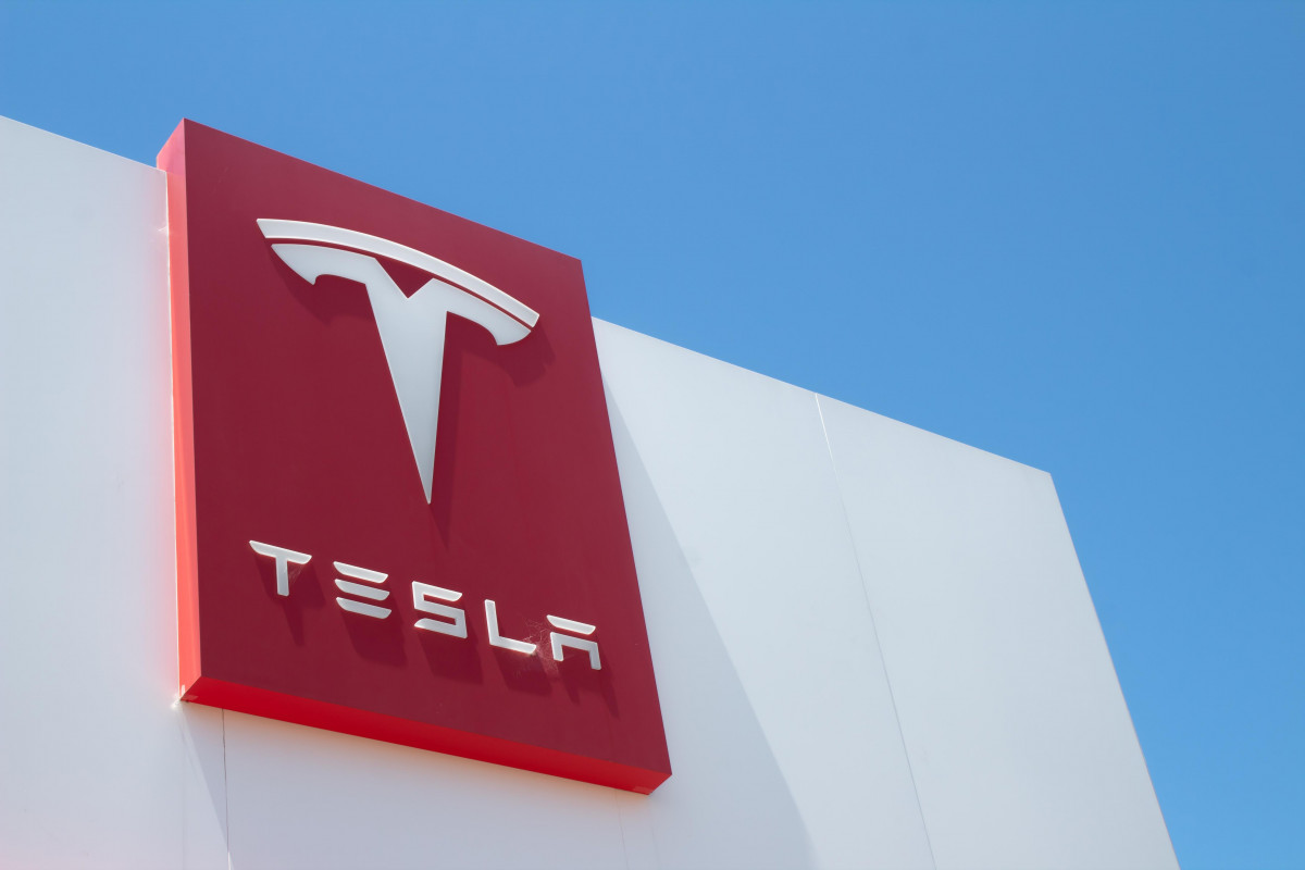 "Tesla" ötən il rekord sayıda elektromobil satıb