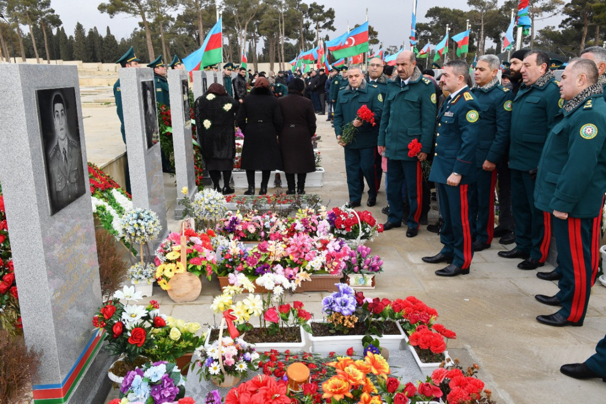 Начальник ГПС посетил могилы военнослужащих, погибших при крушении вертолета