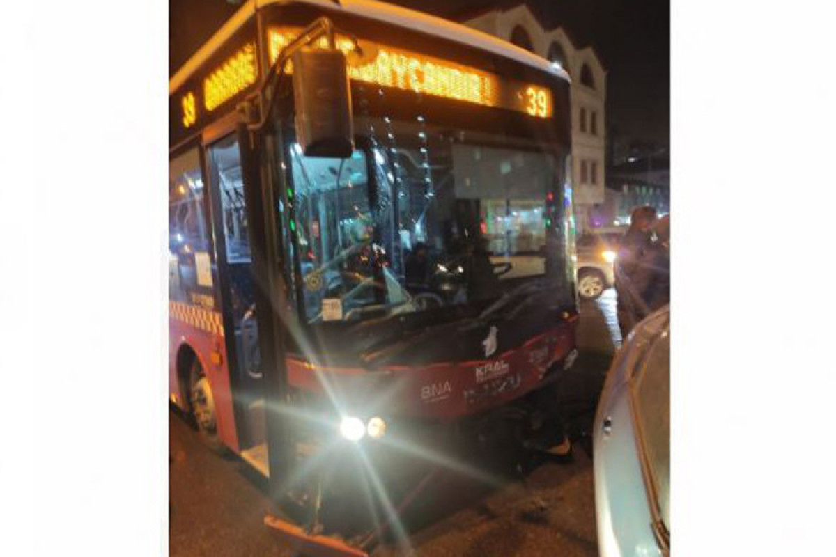 В Баку автобус попал в ДТП