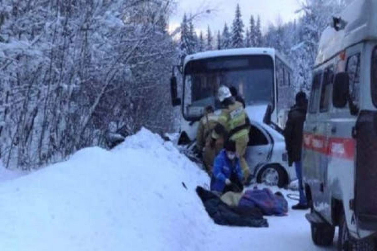 Rusiyada sərnişin avtobusu minik maşını ilə toqquşub, 4 nəfər ölüb
