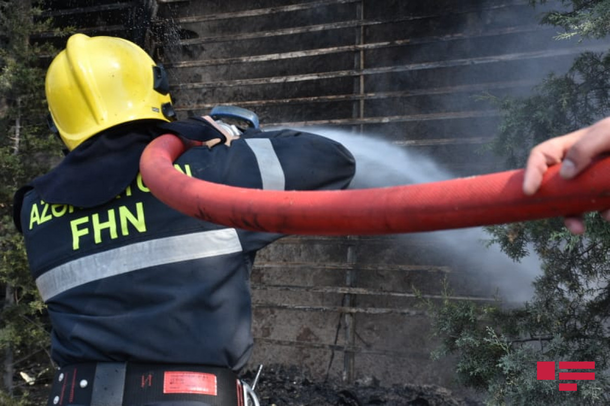 В Баку произошел пожар в подвале жилого дома, есть пострадавший