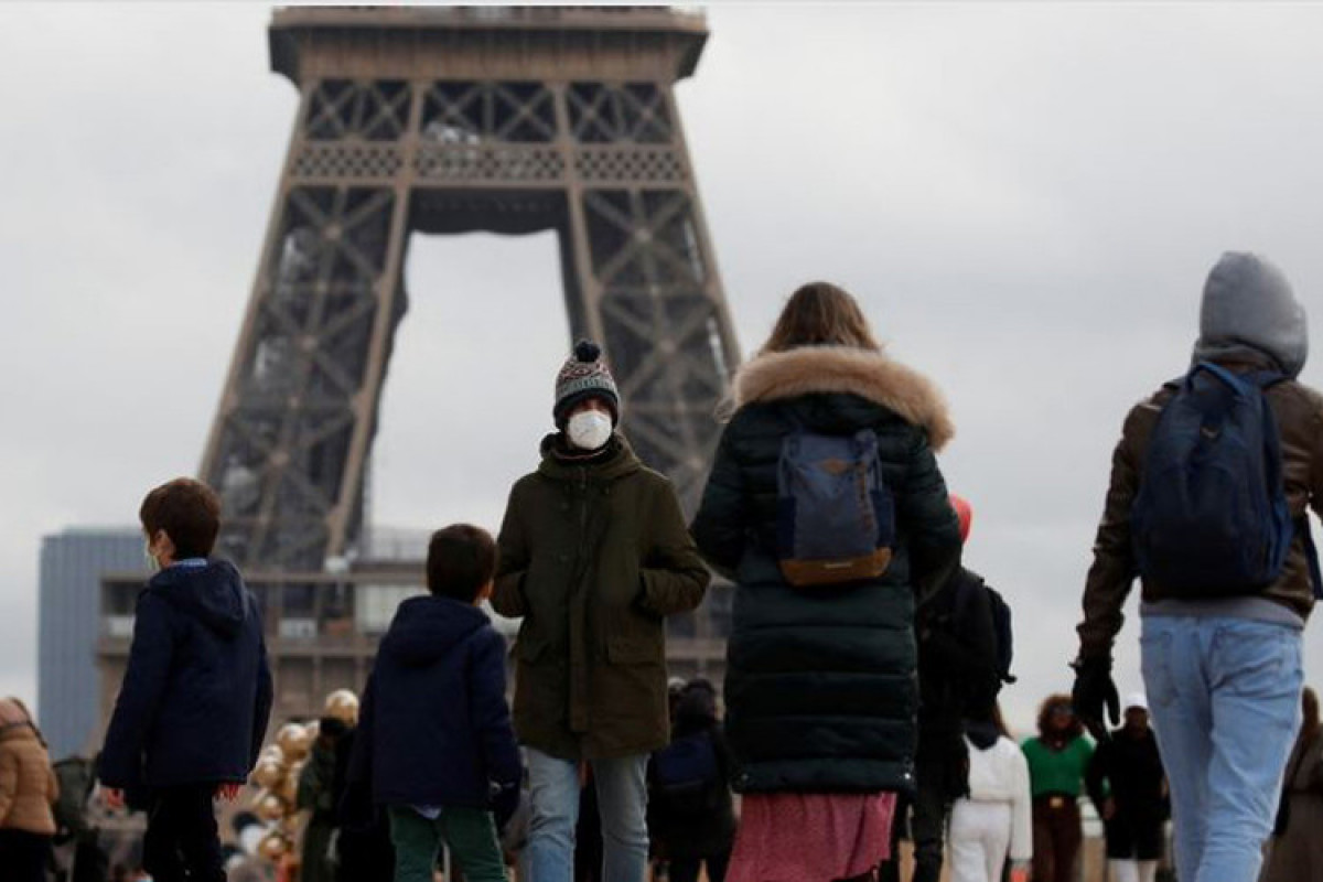 Paris Məhkəməsi küçədə məcburi tibbi maska taxmaqla bağlı qərarı ləğv edib