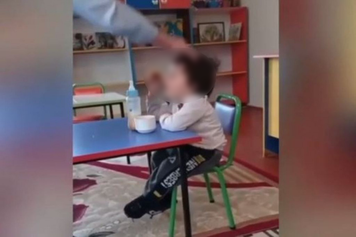 Bağçada uşağı döyən tərbiyəçi işdən çıxarılıb - VİDEO 
