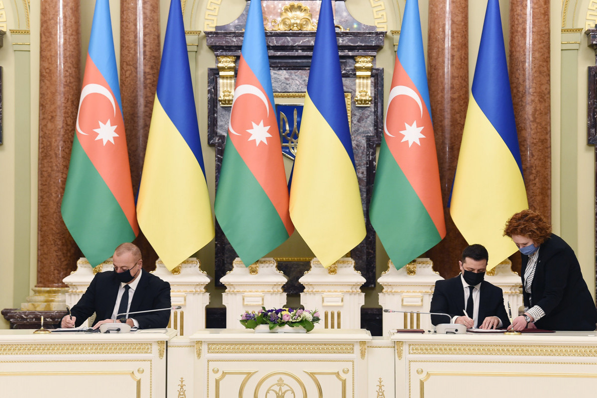 Церемония подписания документов между Азербайджаном и Украиной
