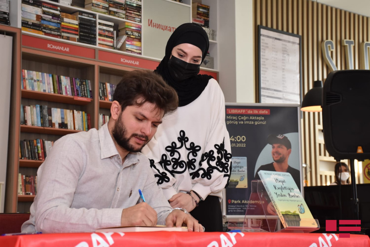 Yazıçı Miraç Çağrı Aktaş Bakıda imza günü keçirib - FOTO 