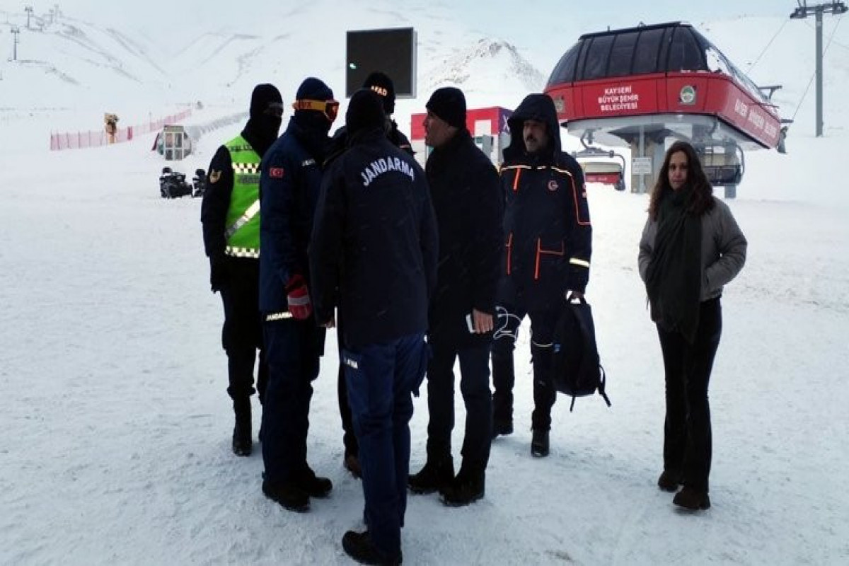 Трое туристов попали под лавину в Турции, один из них погиб