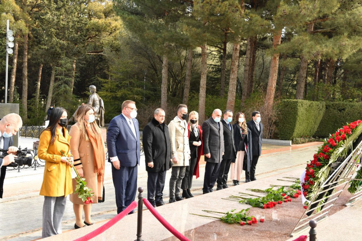 Председатель парламента Монтенегро посетил могилу Гейдара Алиева и Аллею шехидов
