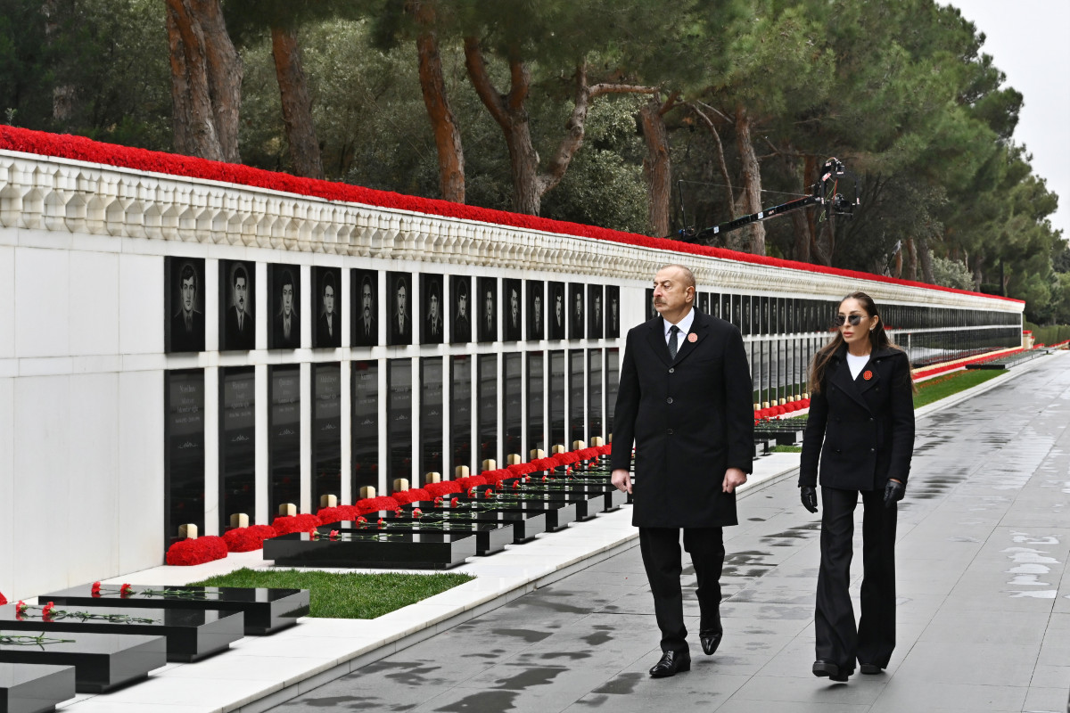 Prezident 20 Yanvar faciəsinin 32-ci ildönümü ilə əlaqədar Şəhidlər xiyabanını ziyarət edib - YENİLƏNİB  - VİDEO 