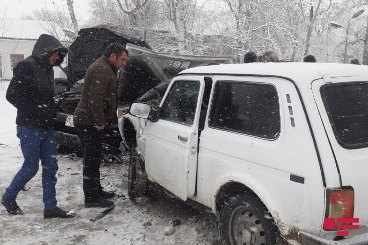 На Агсуинском перевале и на дороге Шамахы-Исмаиллы столкнулись около 10 автомобилей, есть пострадавшие