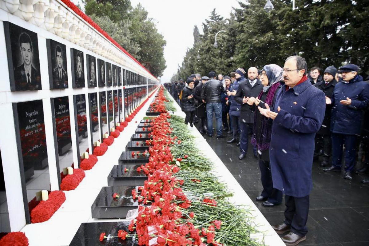 Employees of Turkish Embassy in Azerbaijan visit Alley of Martyrs