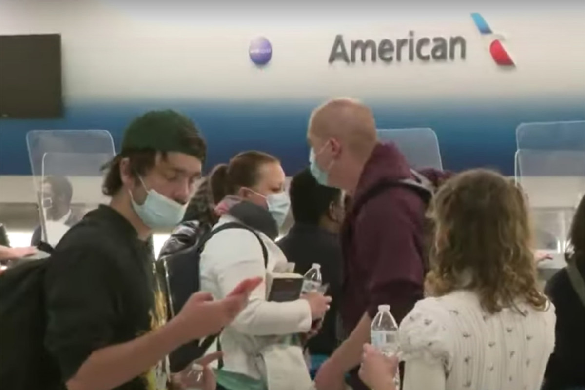 “American Airlines”ə məxsus təyyarə 2 sərnişinin tibbi maskadan imtina səbəbindən geri qayıdıb