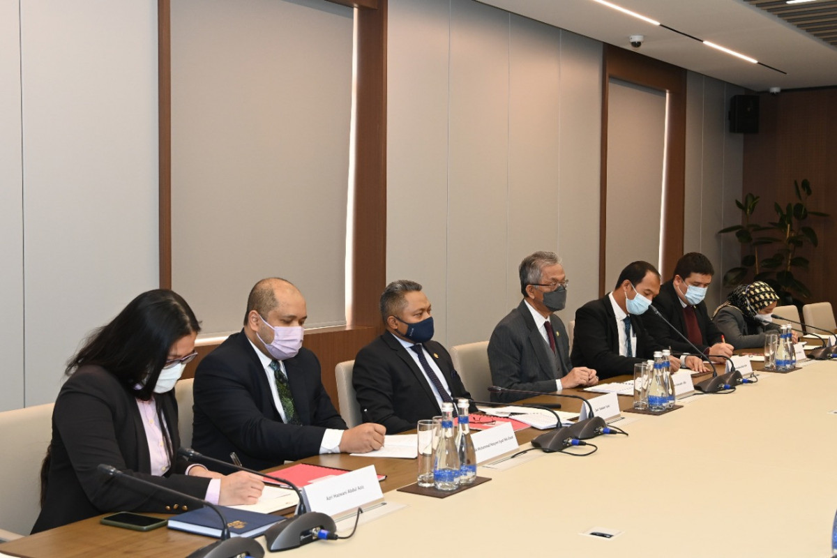 Встреча министра иностранных дел Азербайджанской Республики Джейхуна Байрамова с заместителем министра иностранных дел Малайзии Камарудином Джаффаром