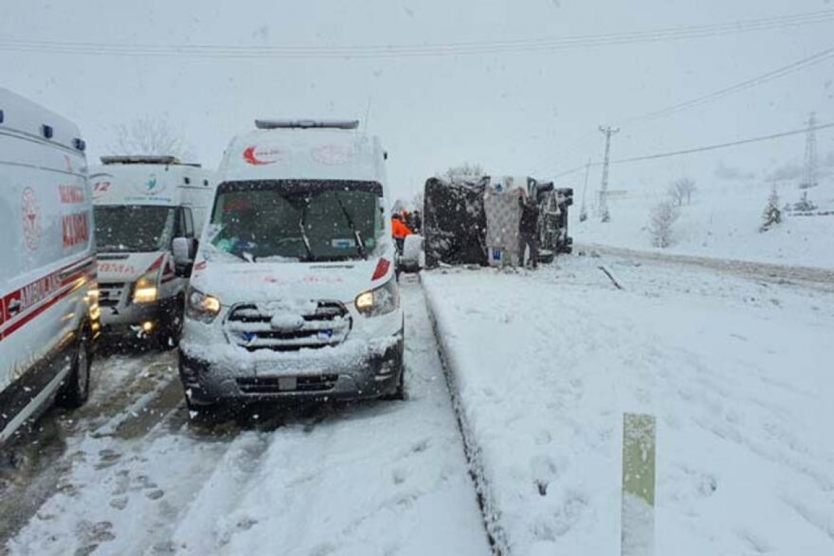 В ДТП с автобусом в Стамбуле погибли два человека