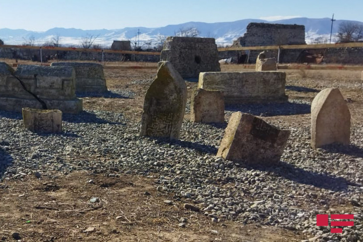 Исторические памятники, разрушенные армянами, будут выставлены в комплексе Имарет