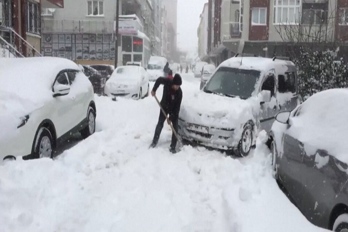 В аэропорту Стамбула тысячи пассажиров заблокированы из-за сильного снегопада