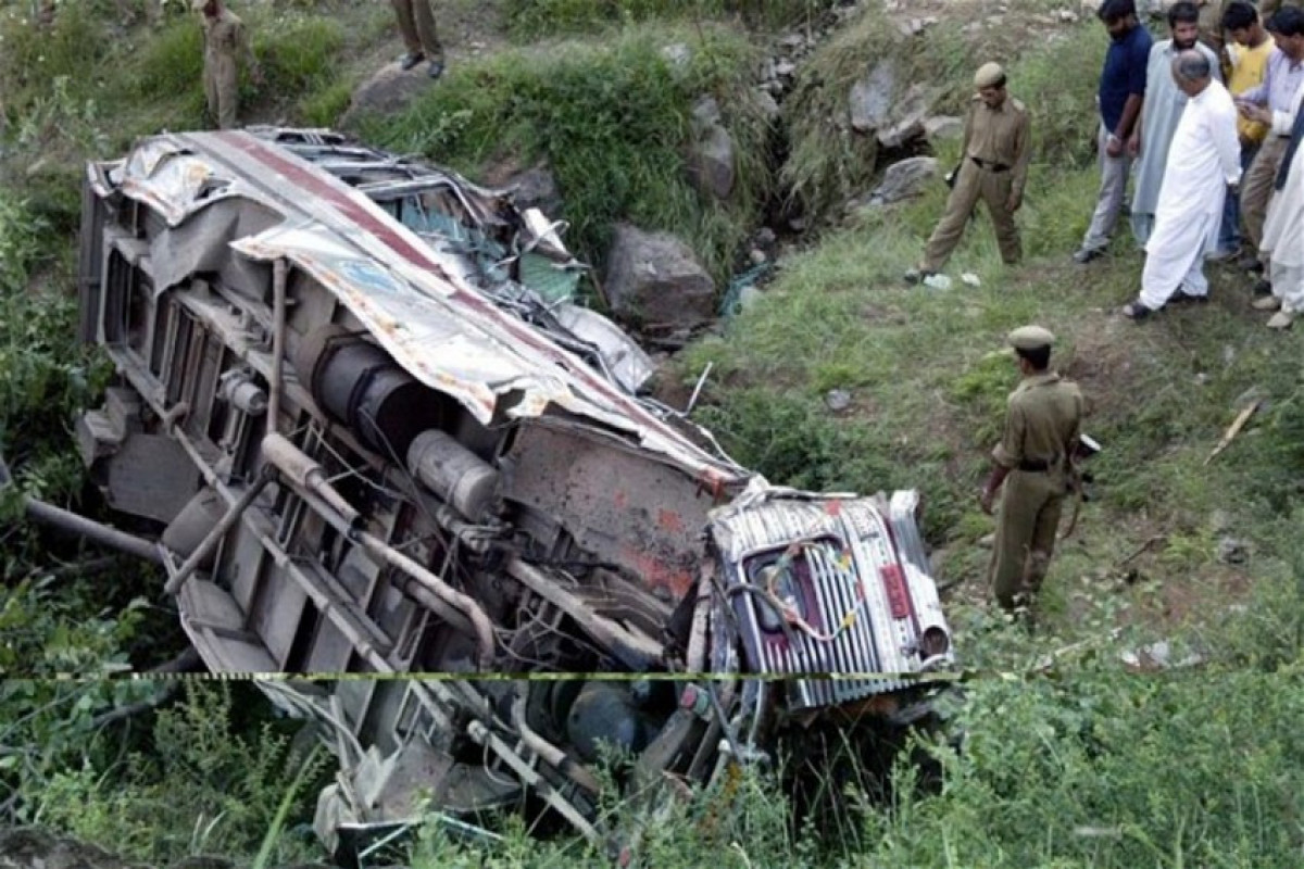 В Индии семеро студентов погибли при падении автомобиля с моста