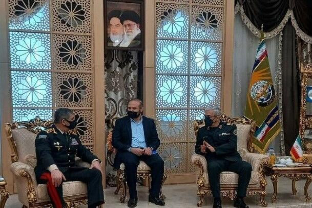 Azerbaijan’s Def Min meets with Chief of General Staff of Iran