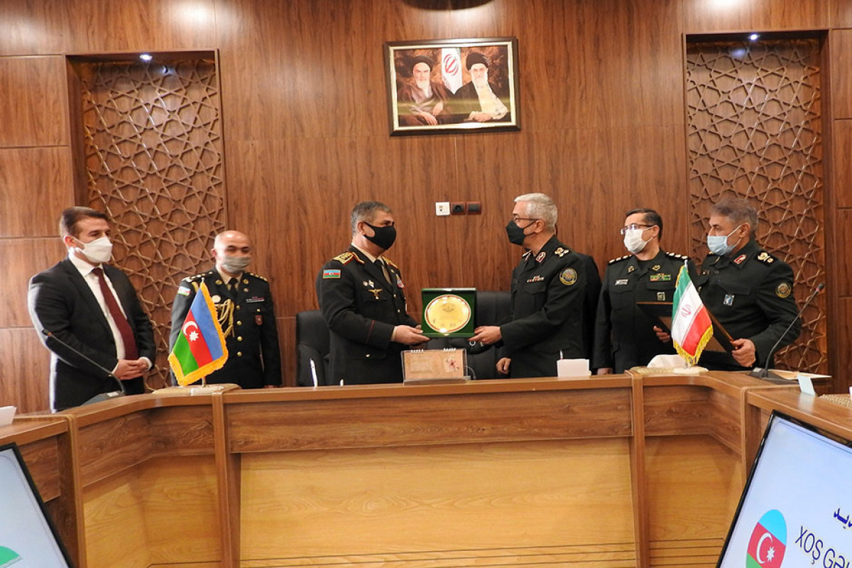 Министр обороны Азербайджана встретился с начальником Генштаба ВС Ирана