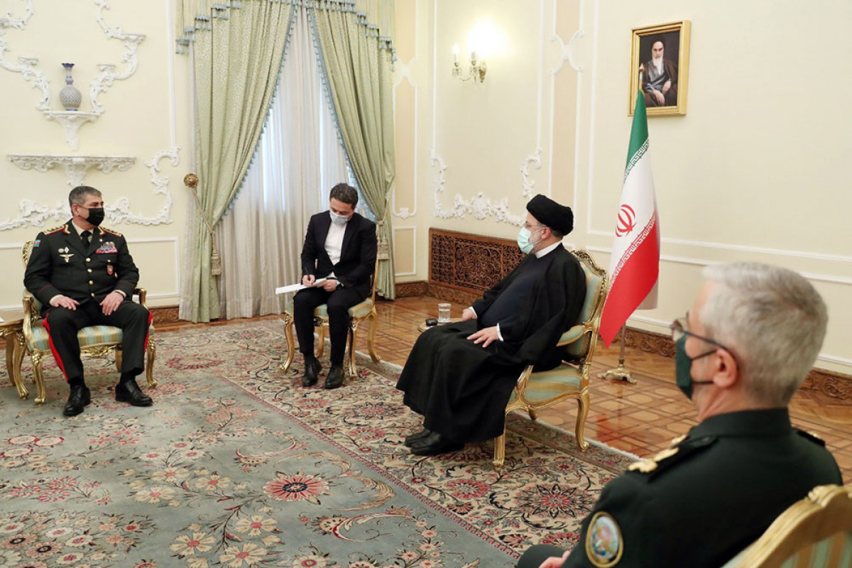 İran Prezidenti Azərbaycanın müdafiə nazirini qəbul edib