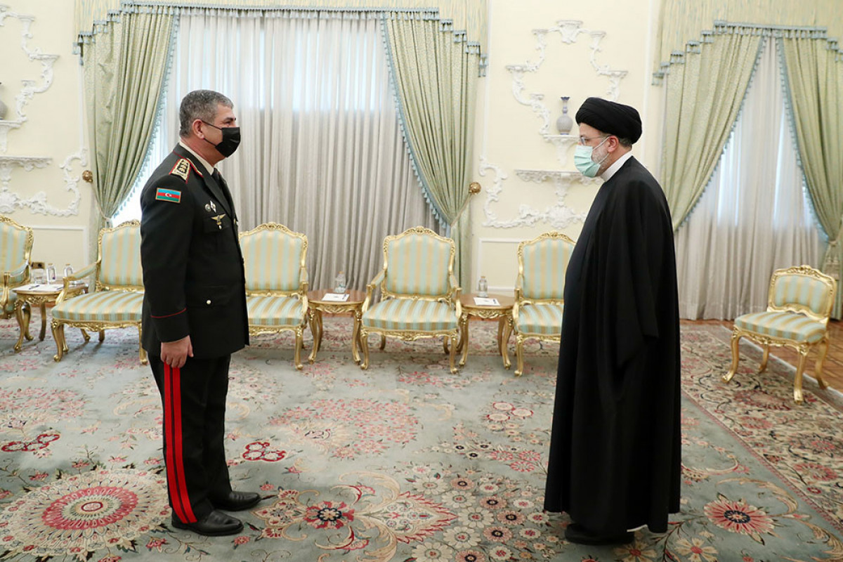 İran Prezidenti Azərbaycanın müdafiə nazirini qəbul edib