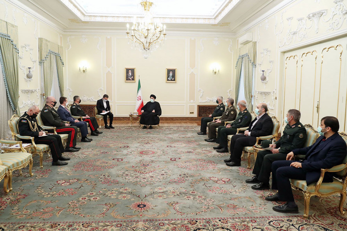 Президент Ирана принял министра обороны Азербайджана