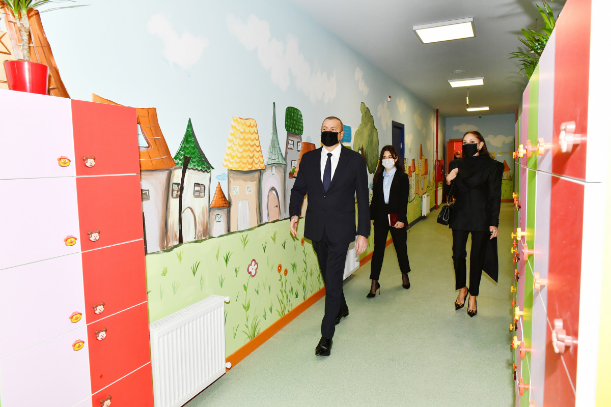 Президент Ильхам Алиев и первая леди Мехрибан Алиева в Учебном и сервисном комплексе в поселке Бина