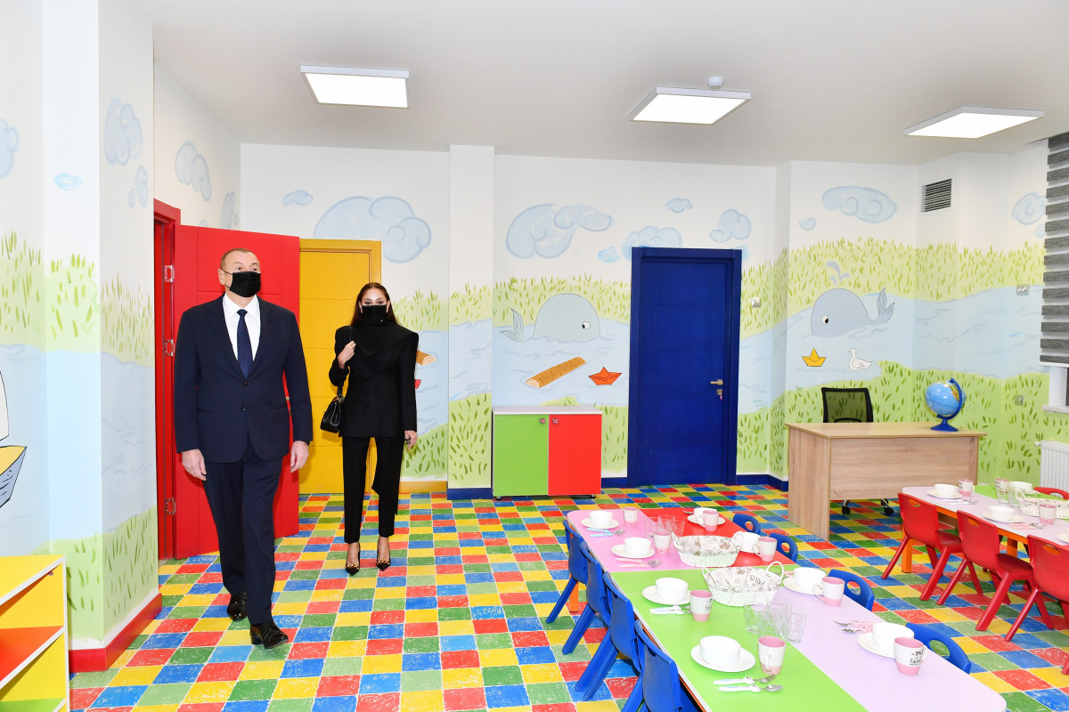 Президент Ильхам Алиев и первая леди Мехрибан Алиева в Учебном и сервисном комплексе в поселке Бина