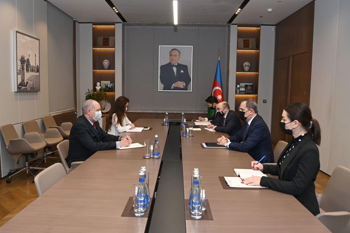 Джейхун Байрамов принял чрезвычайного и полномочного посла Кубы в Азербайджане