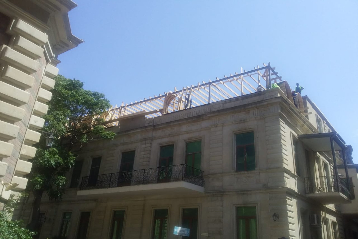 В Баку демонтируют незаконно построенную мансарду в историческом здании-ФОТО 