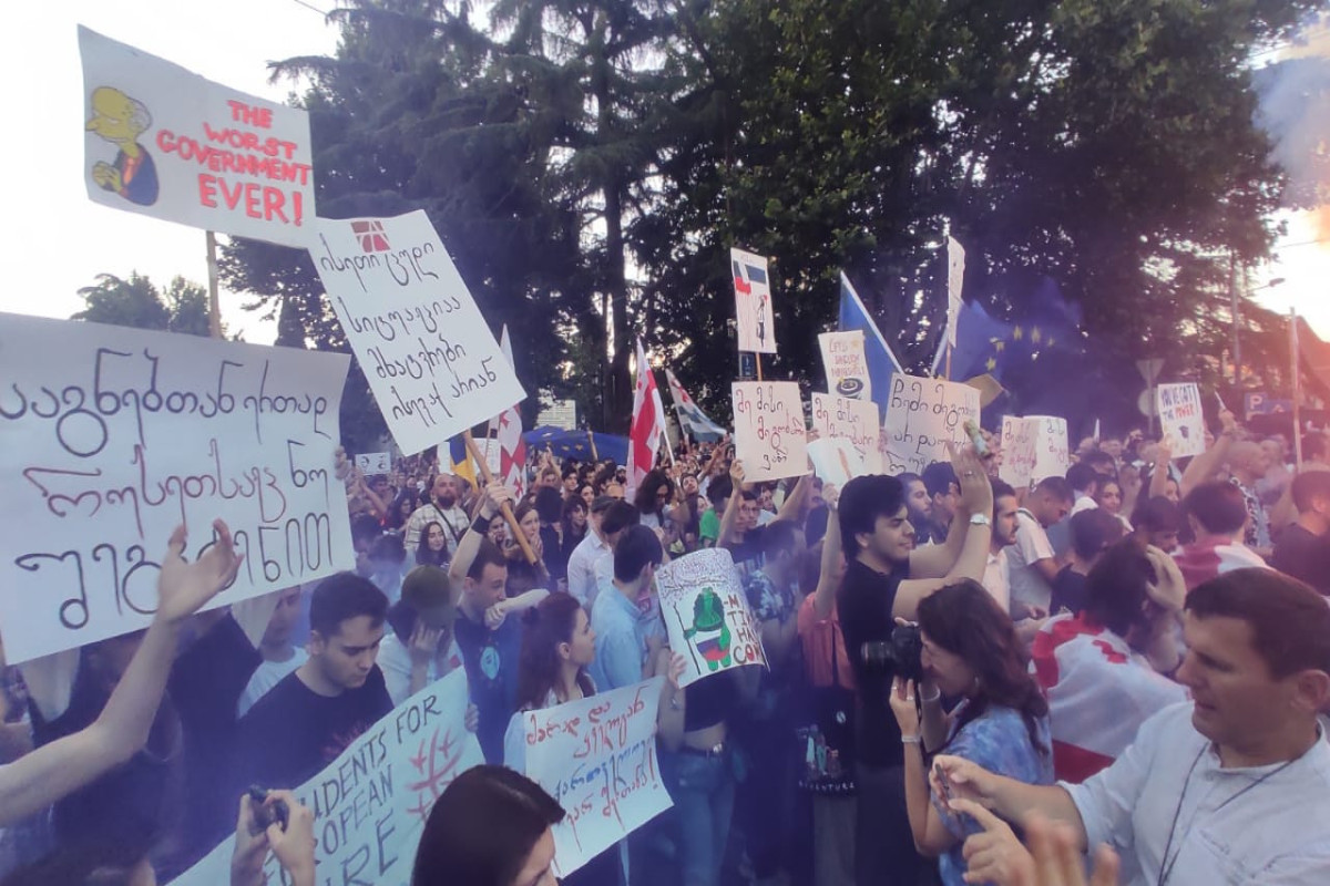 В Тбилиси проходит акция с требованием отставки правительства