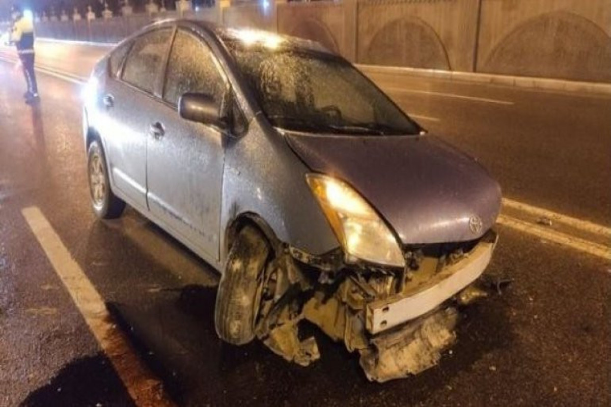 В Баку столкнулись две машины, есть погибшие и пострадавшие