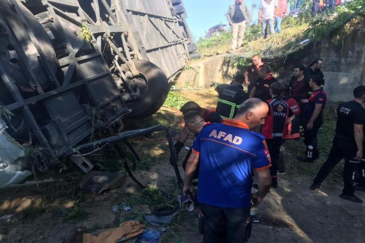6 killed, 25 injured as bus overturns in northwestern Turkiye