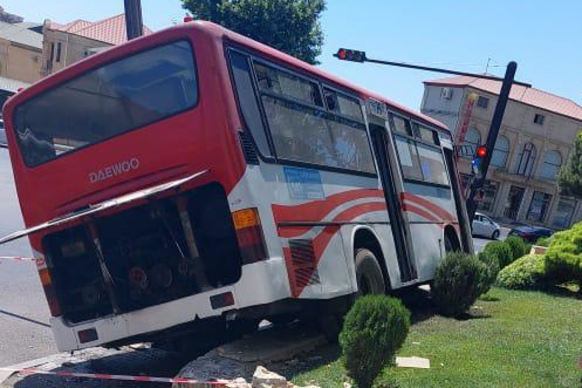 Bakıda sərnişin avtobusu qəzaya düşüb - FOTO 