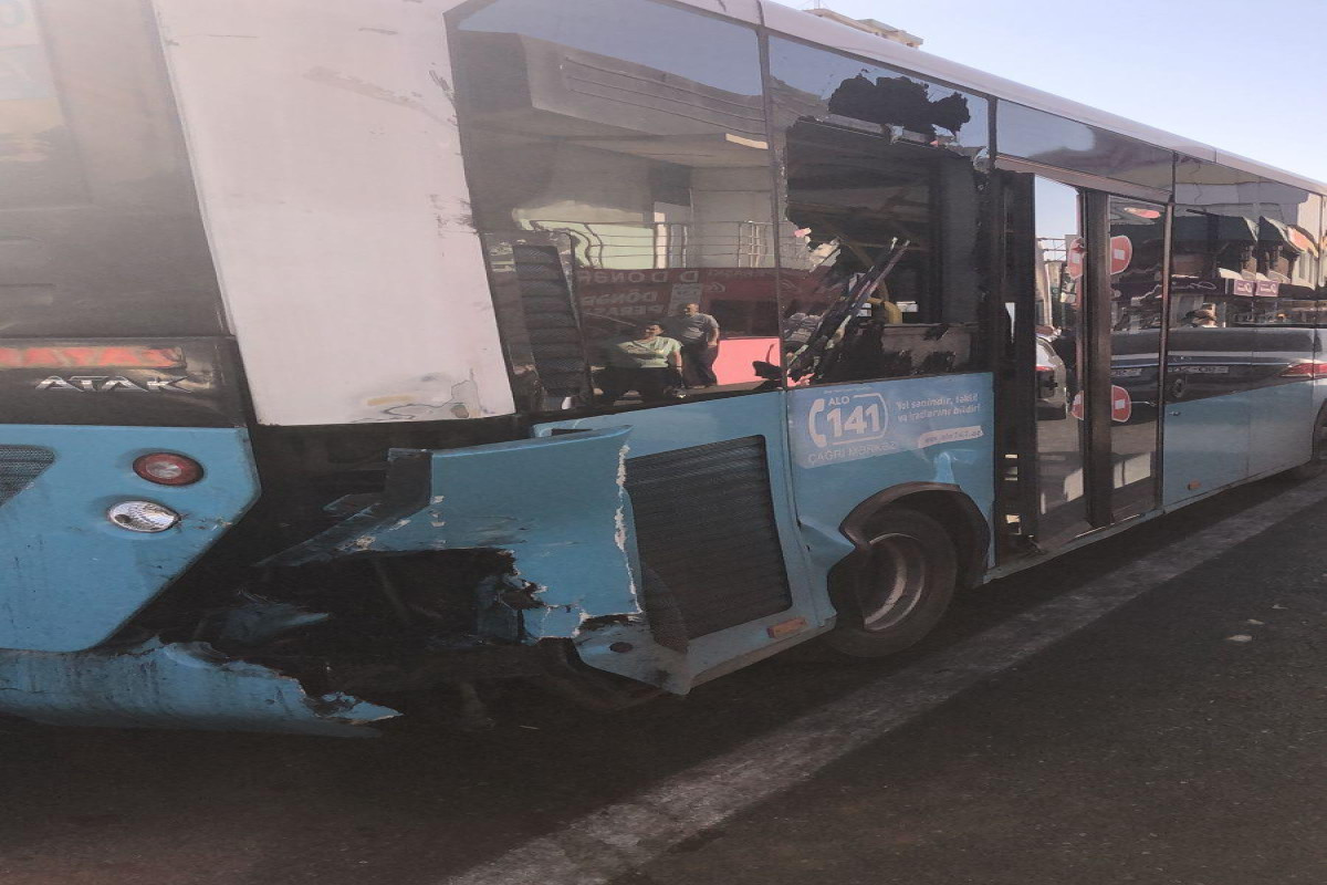 Bakıda sərnişin avtobusu avtomobillə toqquşub, 5 nəfər yaralanıb - YENİLƏNİB  - VİDEO 
