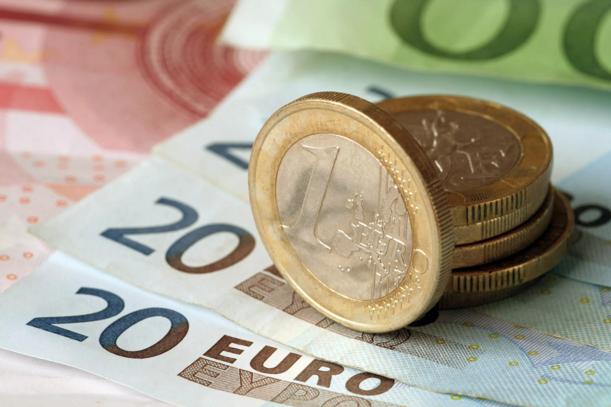 Евро по отношению к манату снизился до 6-летнего минимума