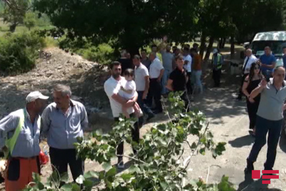 İsmayıllıda ağac aşması nəticəsində bağlanan magistral yol açılıb - FOTO  - YENİLƏNİB  - VİDEO 