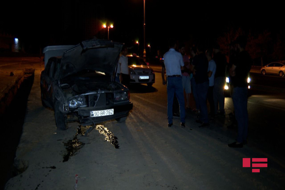 В Баку автомобиль упал в яму, есть пострадавшие -ФОТО 