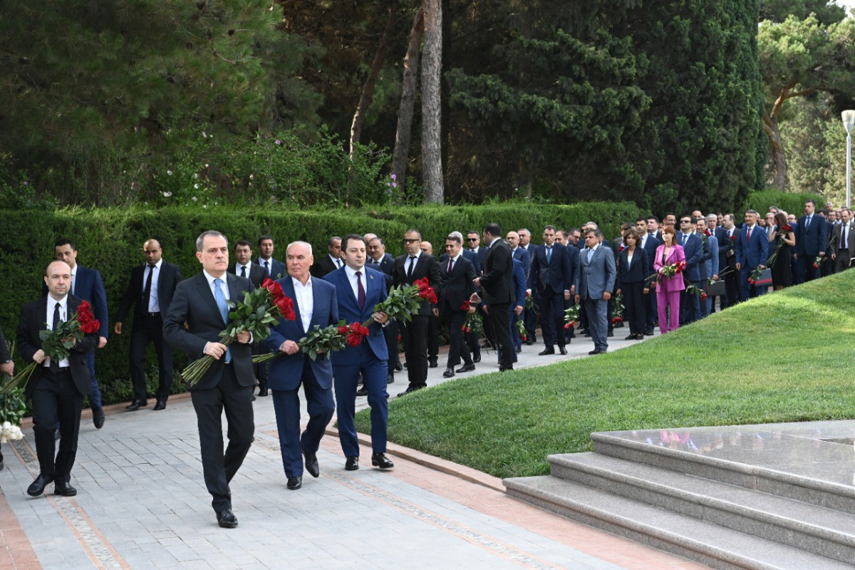 Руководящий состав МИД и руководители дипломатических представительств посетили Аллею почетного захоронения и Аллею шехидов-ФОТО 