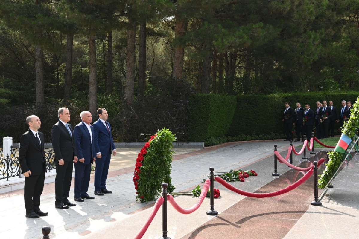 Руководящий состав МИД и руководители дипломатических представительств посетили Аллею почетного захоронения и Аллею шехидов-ФОТО 