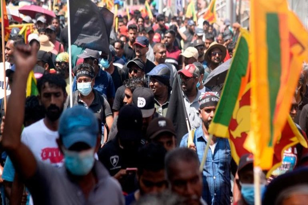 Etirazçılar Şri -Lankada baş nazirin iqamətgahını yandırdılar