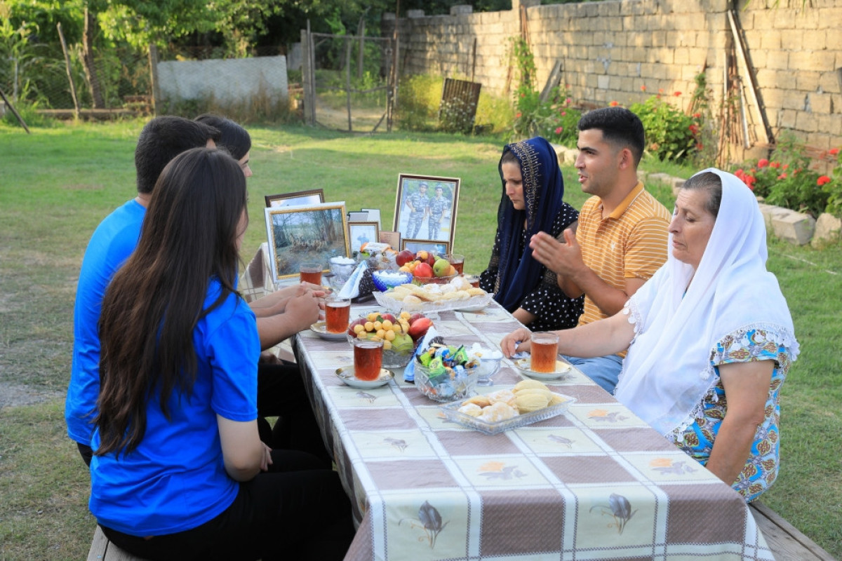 Фонд Гейдара Алиева передал праздничные паи семьям шехидов