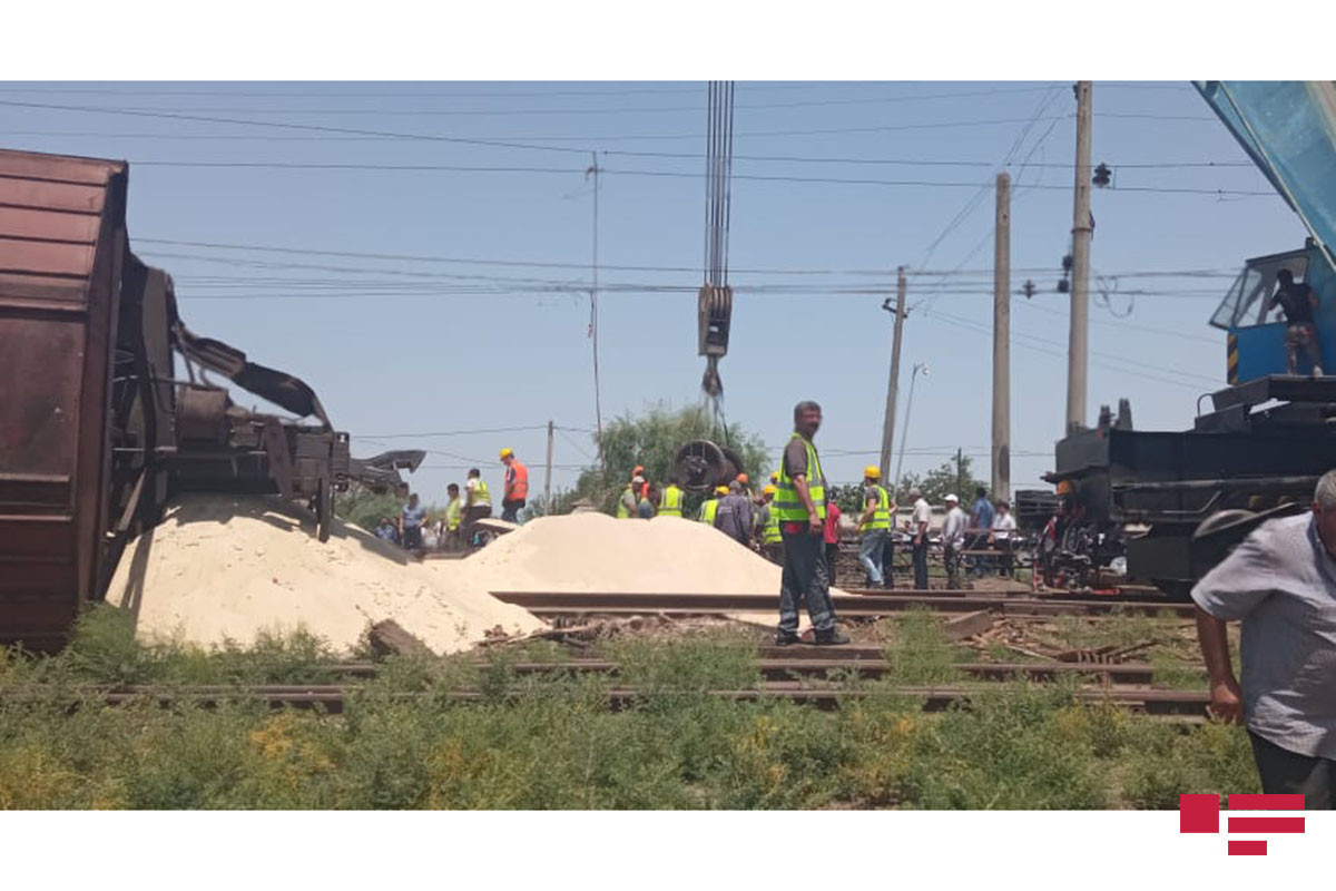 Перевернулись 3 грузовых вагона АО «Грузинская железная дорога», перевозившие в Азербайджан сахар-сырец
