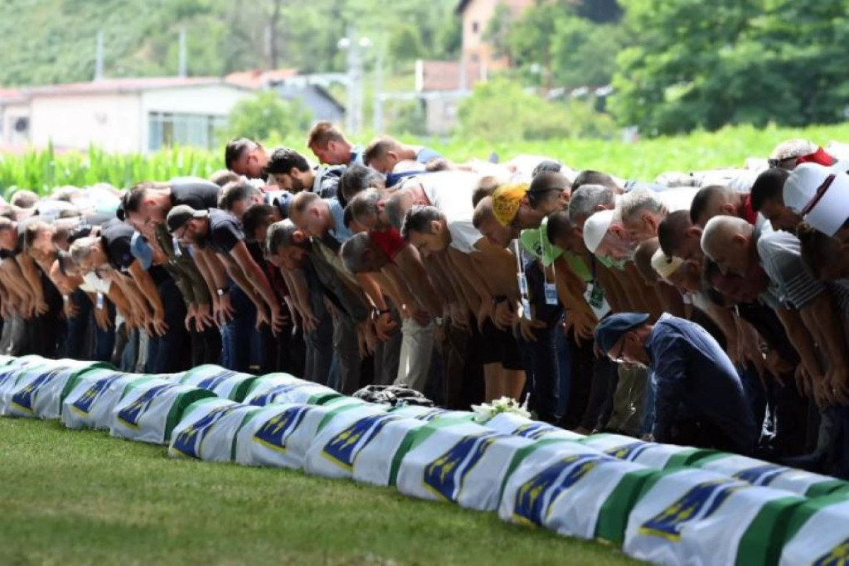 Srebrenitsada həlak olan daha 50 bosniyalı dəfn edilib