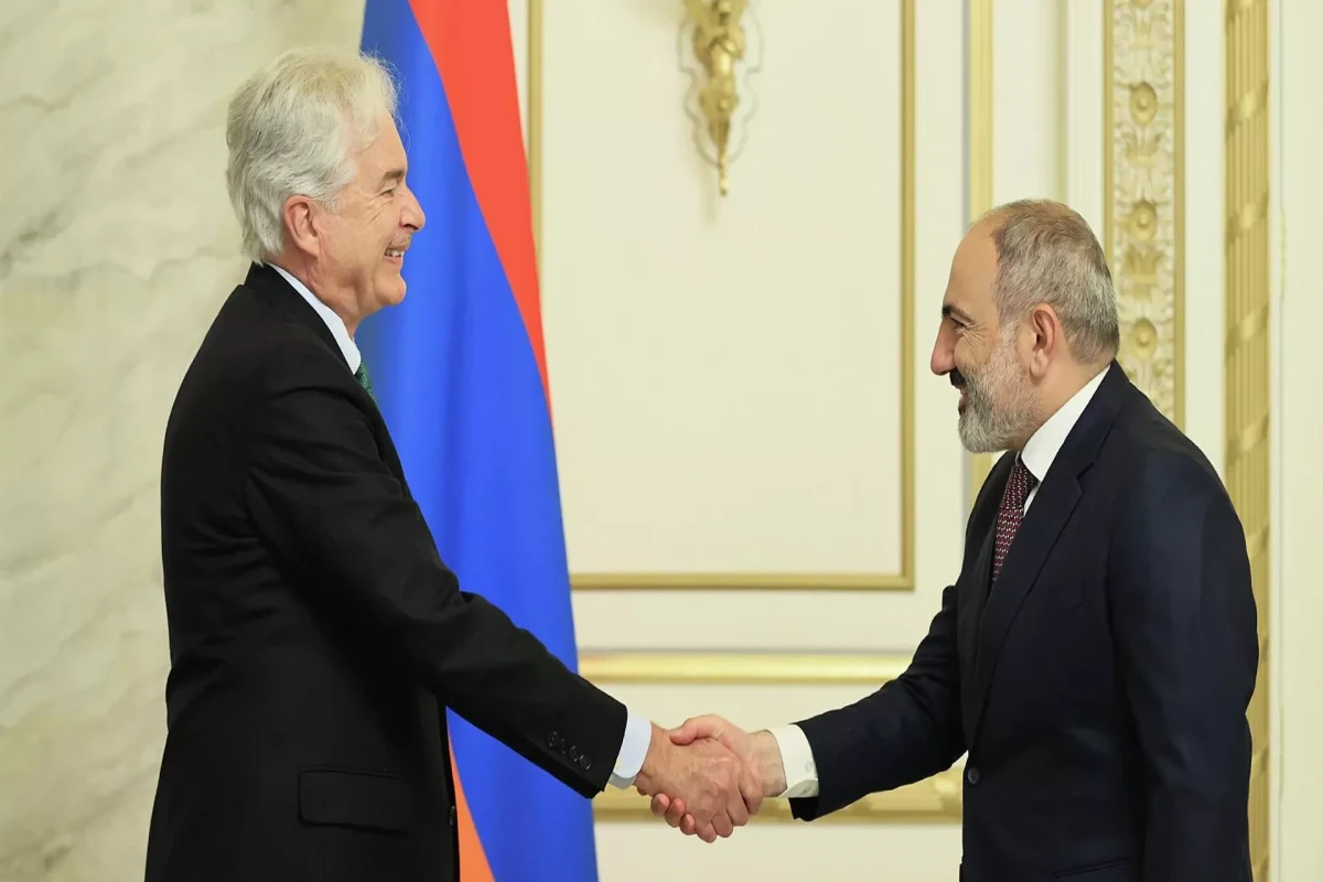 Премьер-министр Армении Никол Пашинян и директор ЦРУ Уильям Бернс