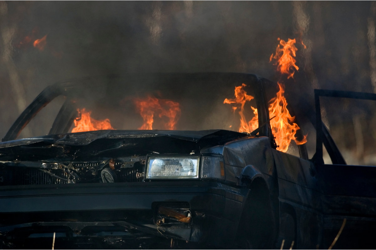 Где сгорели машины. Ул Полевая сгоревшая машина. Ври горящая машина.