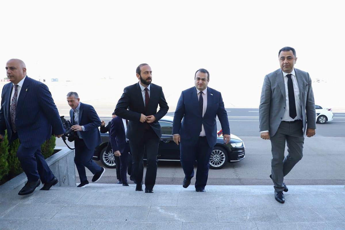 Ararat Mirzoyan Ceyhun Bayramovla görüşmək üçün Tbilisiyə gəlib - FOTO 